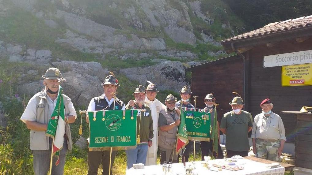 Gli Alpini salgono sulla vetta della Nuda per ricordare i caduti