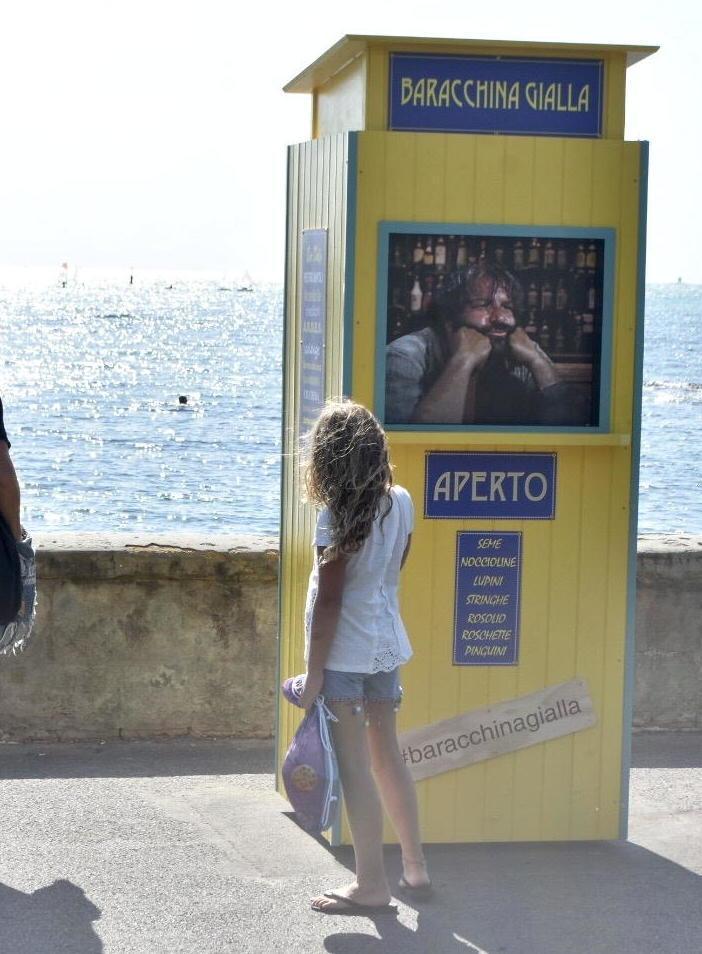 Blitz ironico nel luogo di Bud e spunta la “Baracchina gialla”
