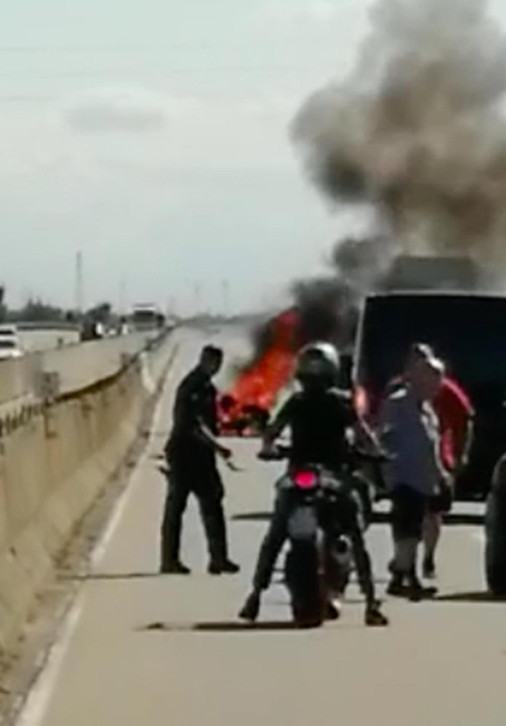 La moto, il fuoco e il corpo a terra «Era troppo tardi per aiutarlo...» 