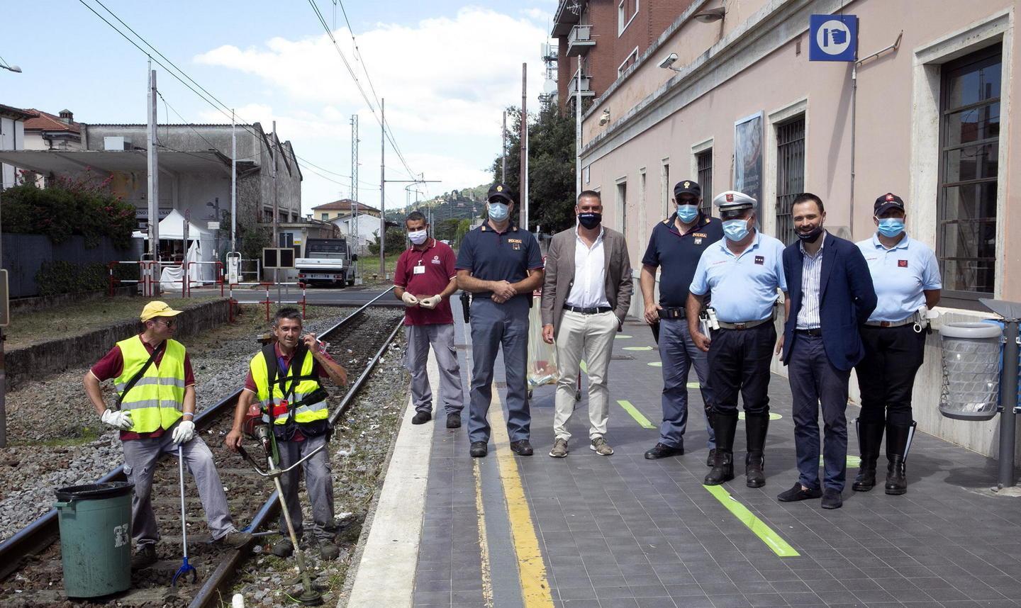Pulizia straordinaria delle due stazioni «Ma è una passerella...»