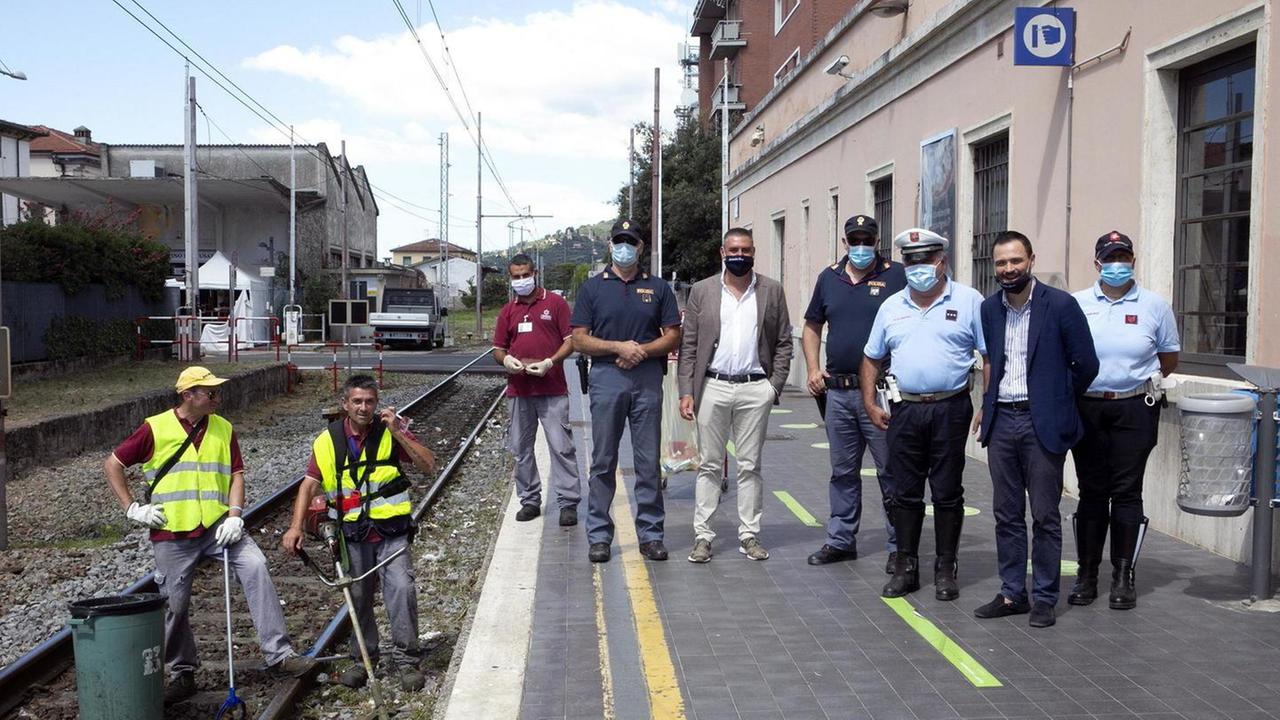 Pulizia straordinaria delle due stazioni «Ma è una passerella...»