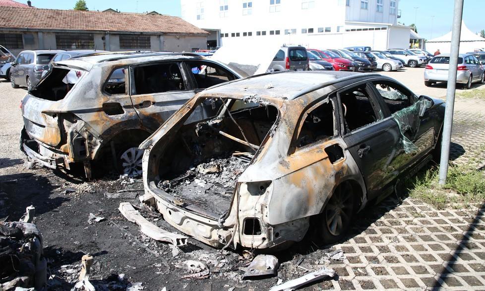Rogo doloso a Pieve, distrutte quattro auto nella concessionaria Citroën di Campani 