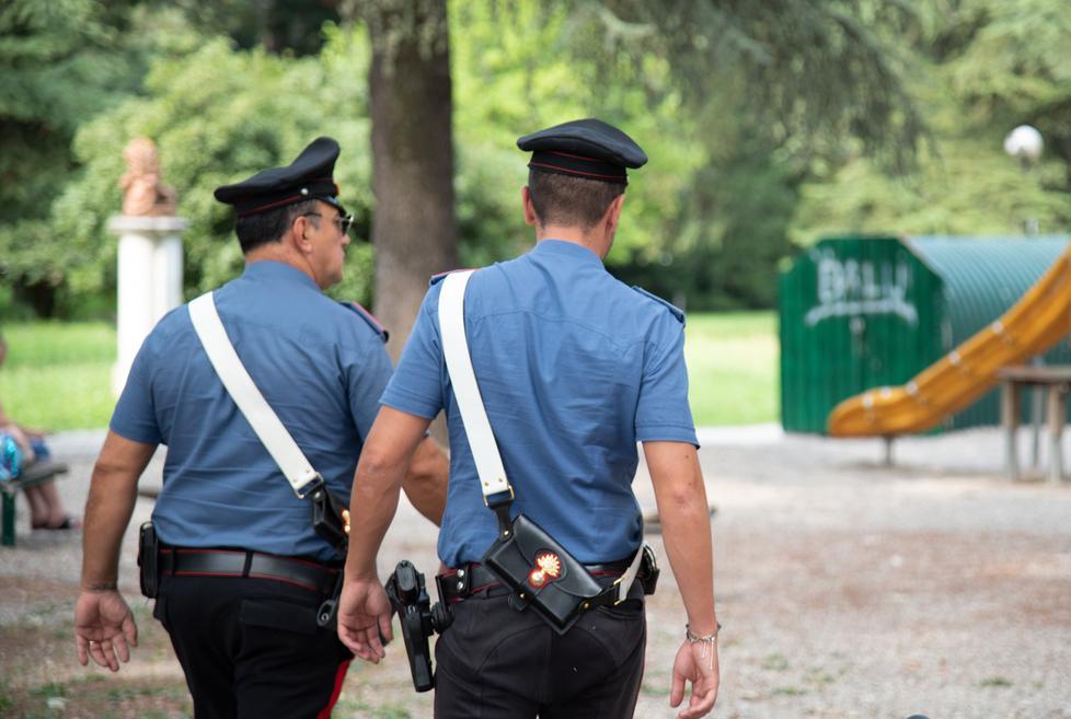 Sorpreso con la droga all’interno di un parco aggredisce i carabinieri 