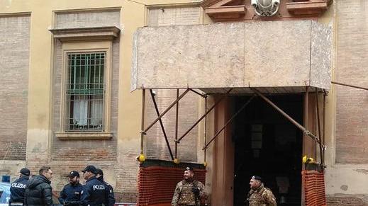 Il sacchetto di eroina era sul tavolo in cucina: arrestata una 48enne