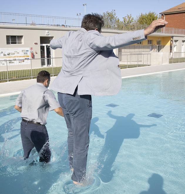 Muzzarelli... tuffo vestito per aprire la piscina