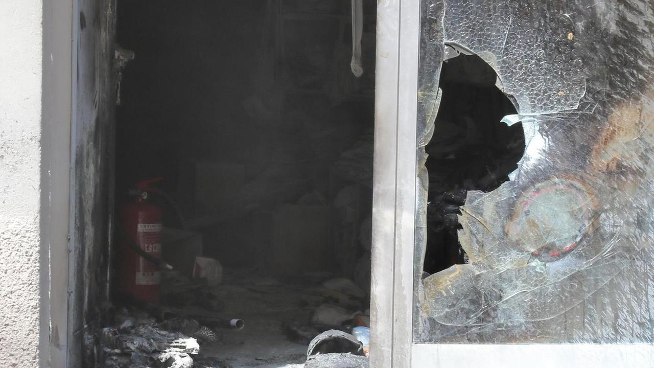 Lancia bomba molotov contro il negozio cinese, i testimoni: «È entrato, poi l’inferno»
