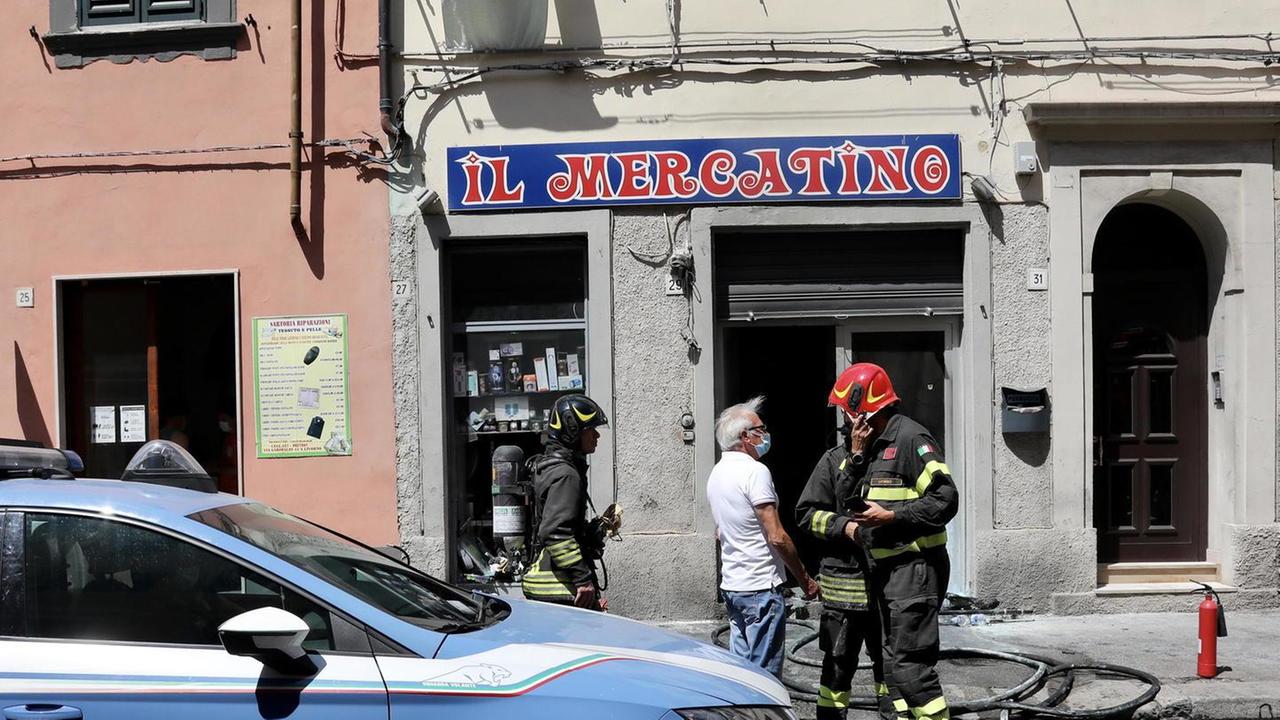 La vendetta, il fanatico, il clan: sono tre le piste investigative per l'attentato al negozio cinese