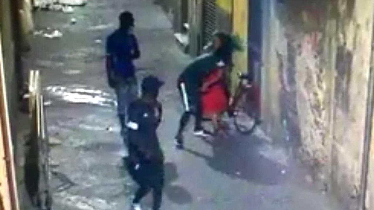 L’aggressione ai danni di una donna donna in via Notari