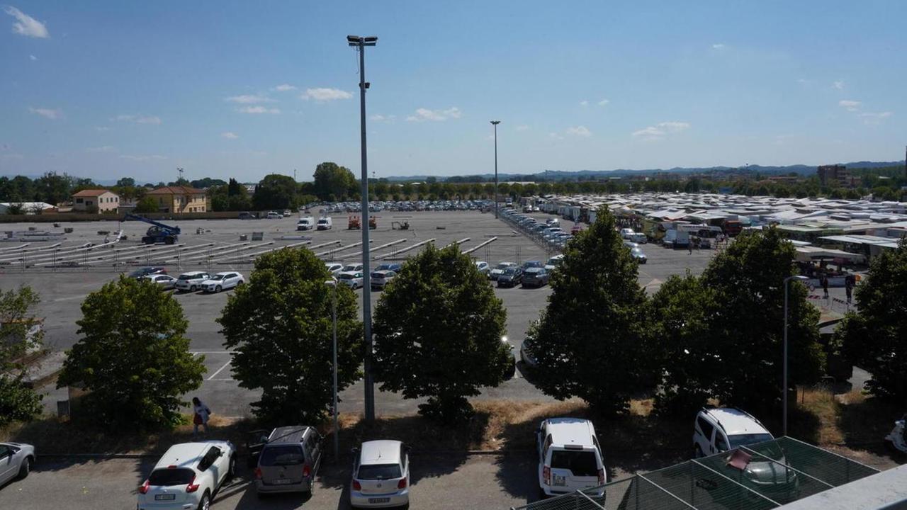 Test universitari in piazza del mercato, gli ambulanti: «Molti clienti non trovano parcheggio e rinunciano»