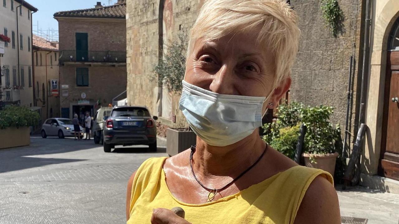 «Prima fotografo, poi pulisco le strade: così “denuncio” chi sporca il paese»