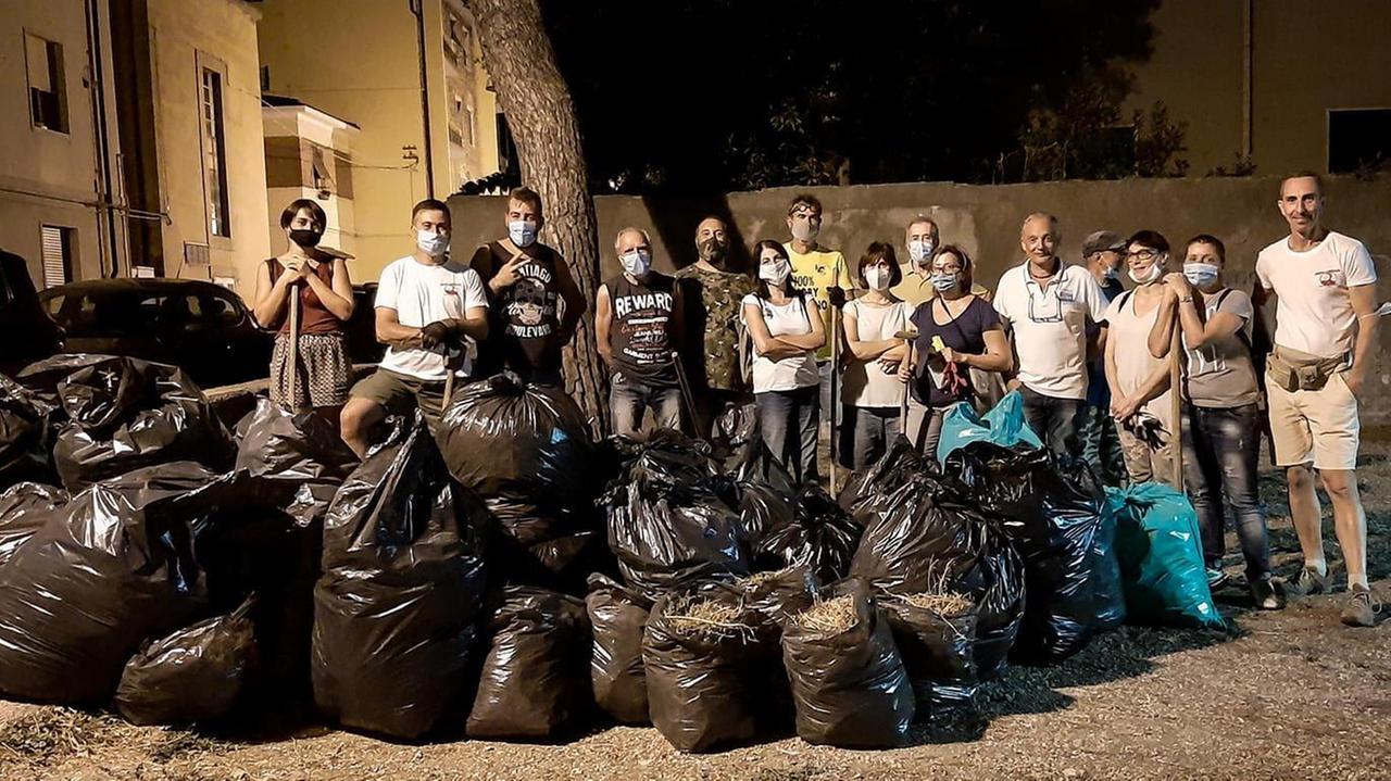 Così i cittadini volontari liberano la pineta tra le vie Buozzi e Vespucci da sporco e abbandono