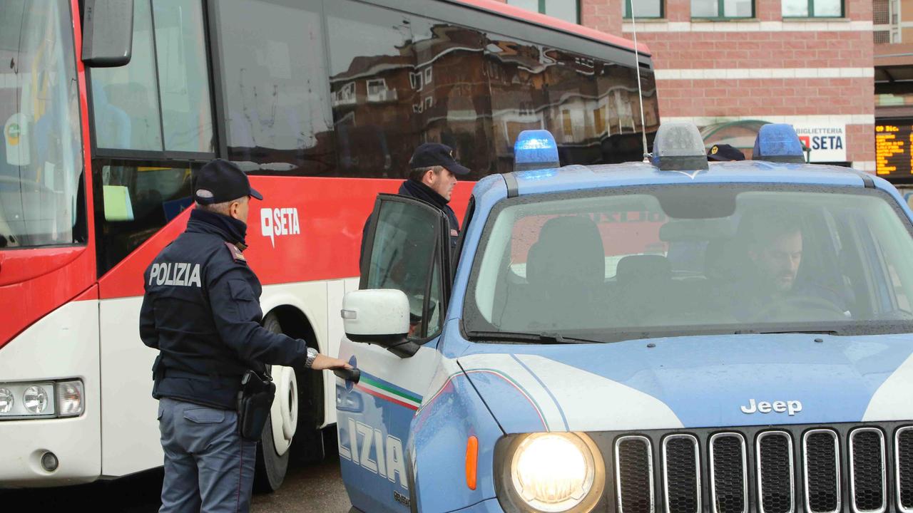 Blitz in piazzale Europa con il cane Viktor: 64 persone controllate e 10 grammi di droga sequestrati