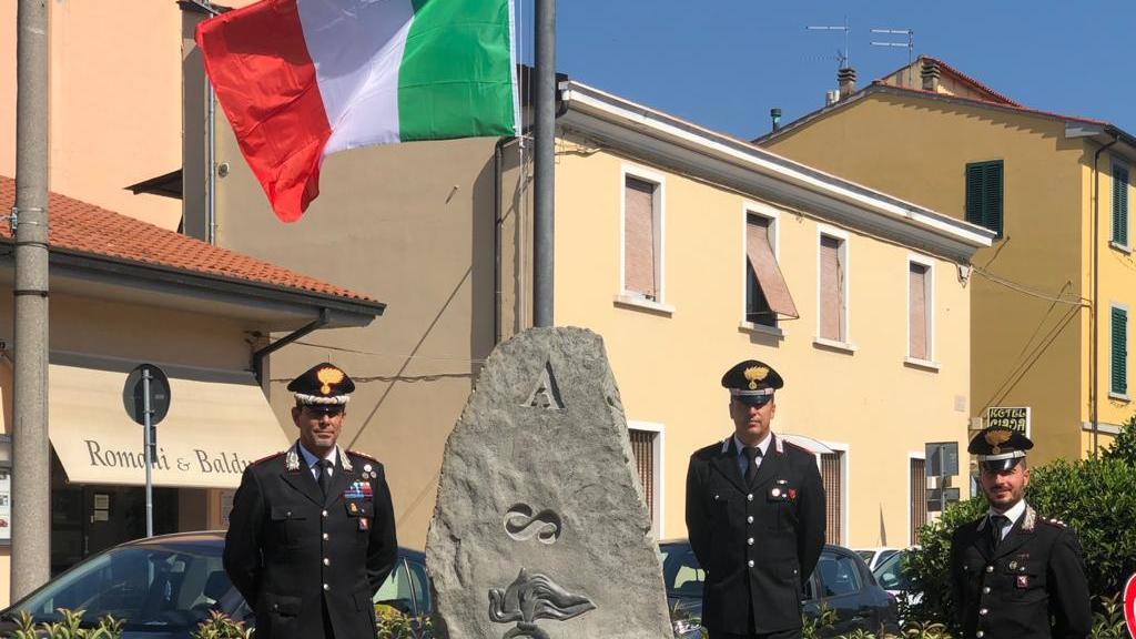 Un momento della inaugurazione dle monumento dedicato ai Carabinieri