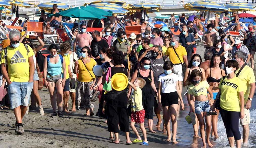 La marcia in giallo dei “500 sulla battigia”. «Solo 13 spiagge libere e pure mal tenute» 