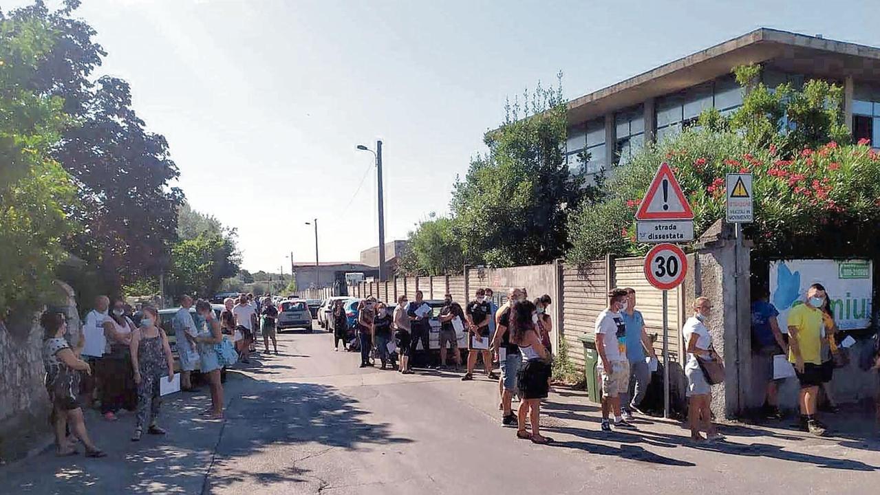 Scadono i termini per il bando dell’Asmiu, lunghe file sotto il sole per fare domanda