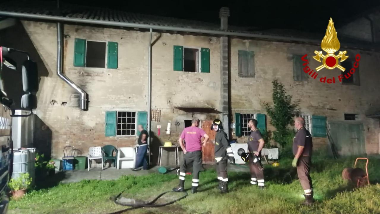 Si rompe il tubo del gas in casa e scoppia un incendio