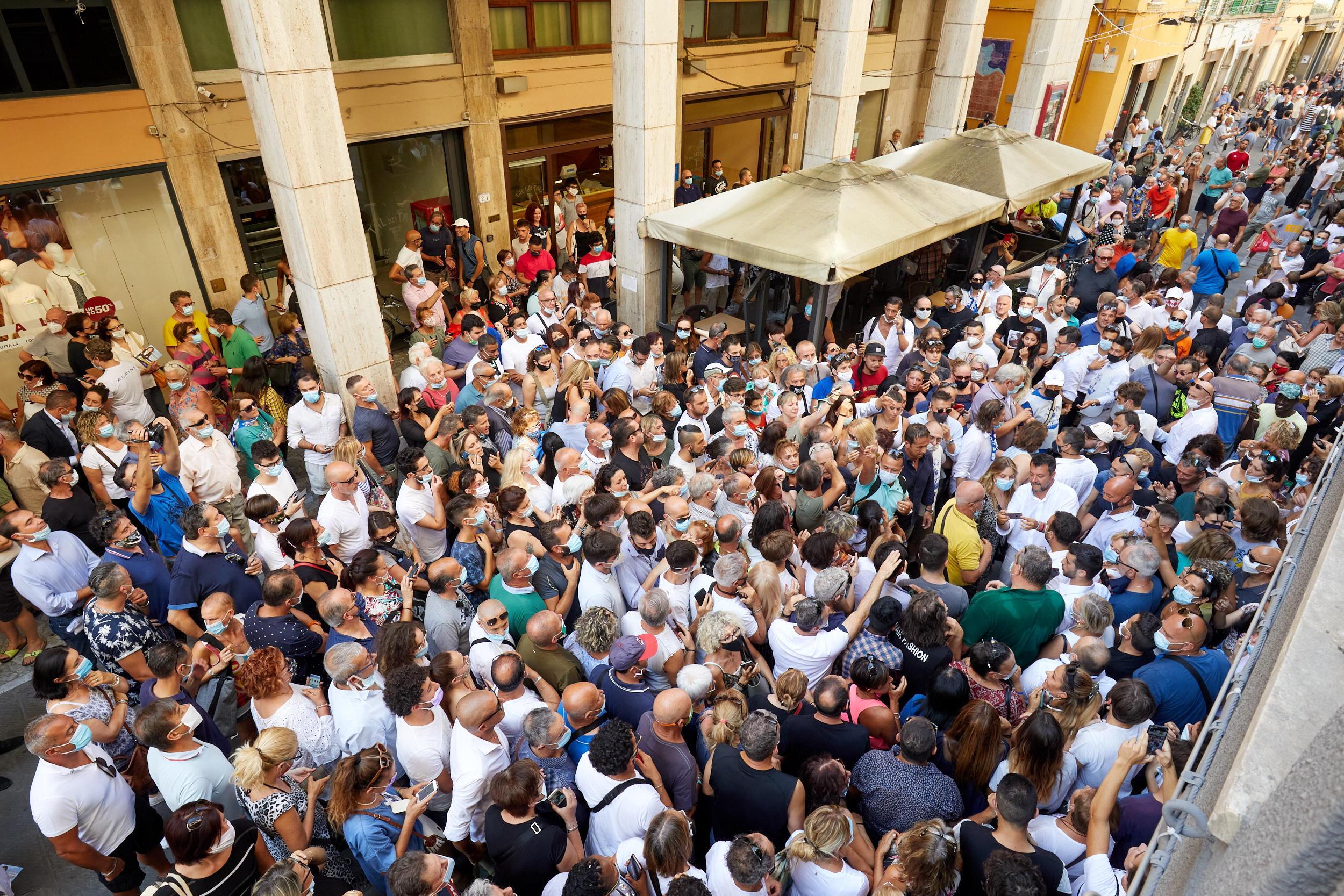 Folla in centro di Empoli per la visita di Matteo Salvini (foto Carlo Sestini)