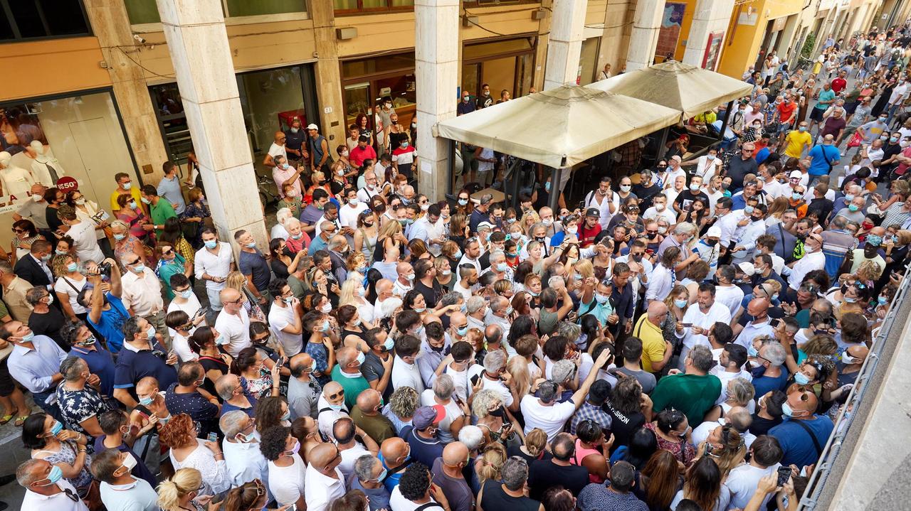 Folla in centro di Empoli per la visita di Matteo Salvini (foto Carlo Sestini)
