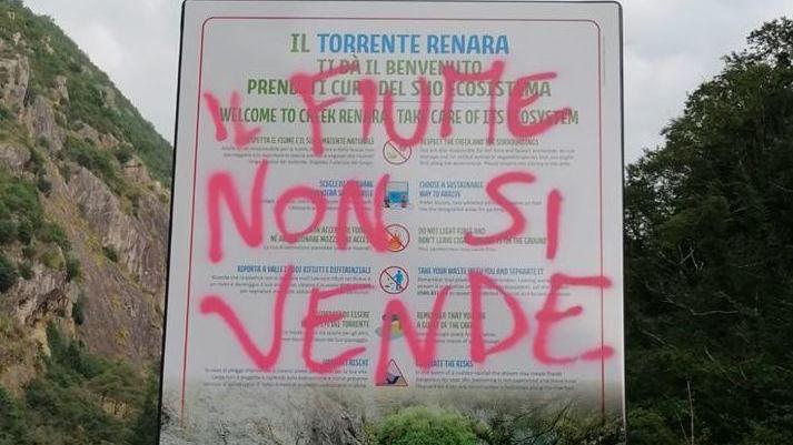Imbrattati i cartelli messi a Renara dall’amministrazione