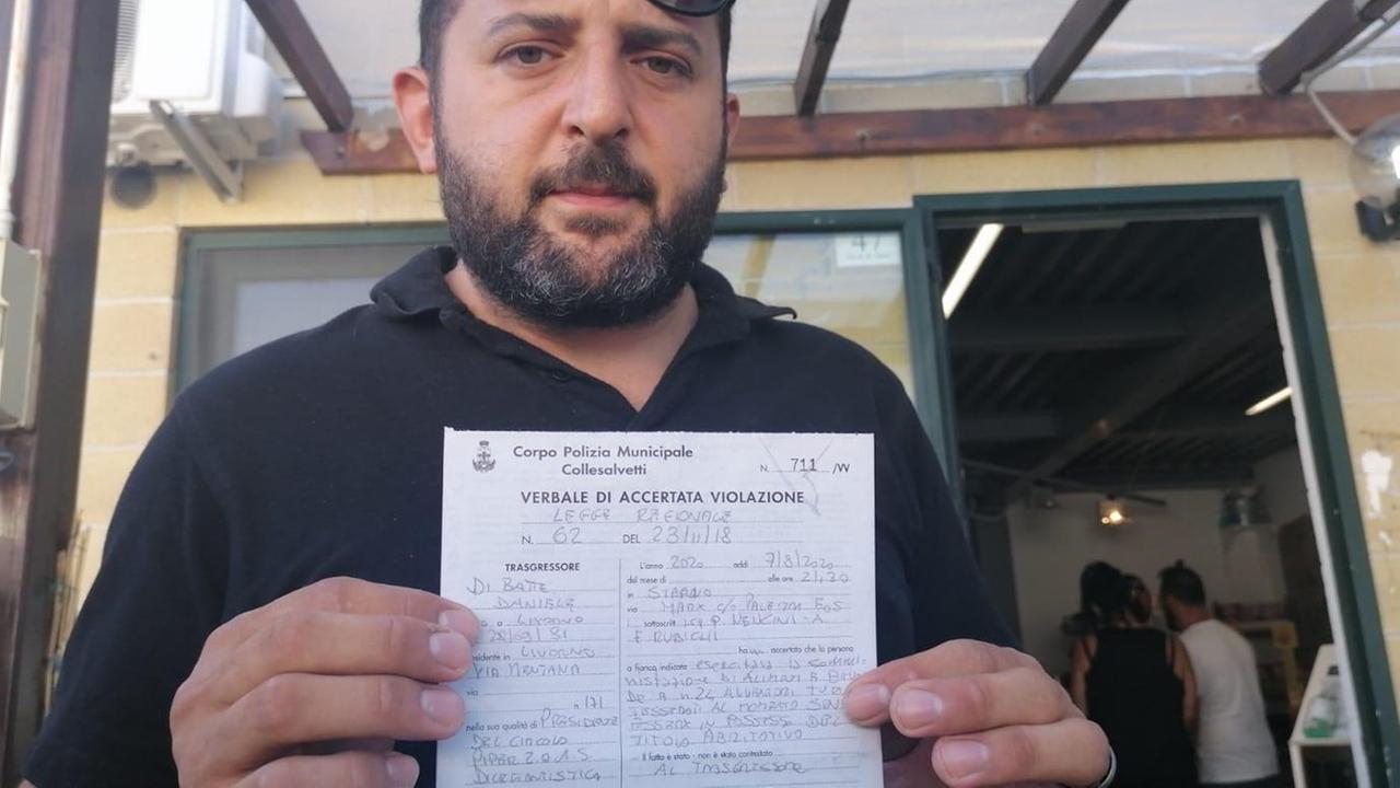 Daniele Di Batte mostra il verbale della municipale