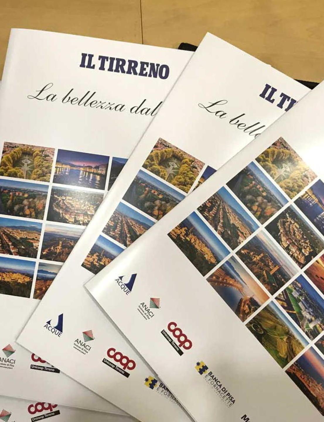 La cartellina raccoglitore che sarà distribuita con Il Tirreno insieme alle foto di Fabio Muzzi