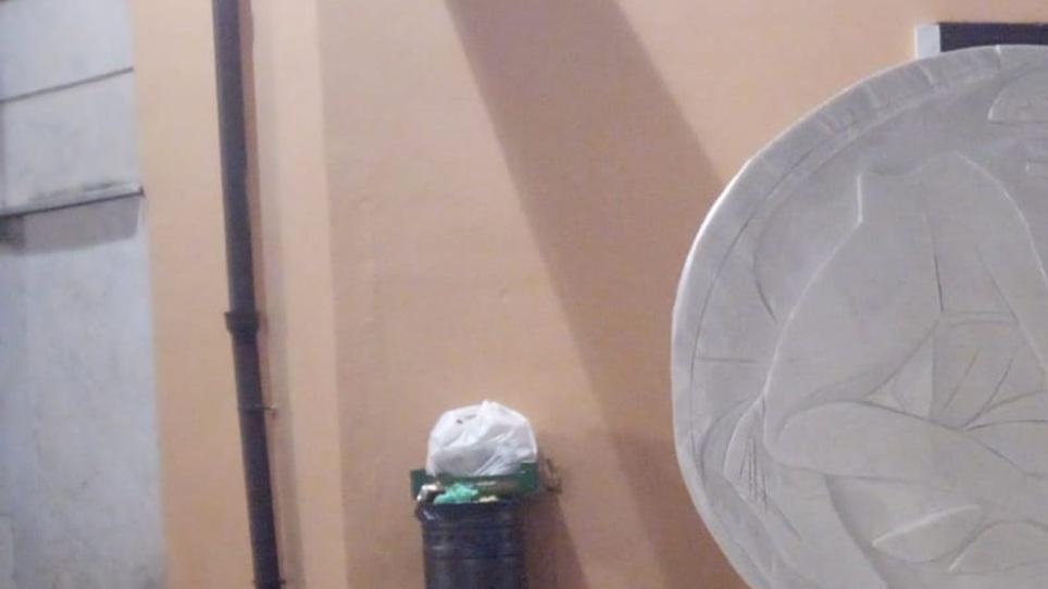 Carrara Down town è finita da pochi giorni e due statue sono già state danneggiate