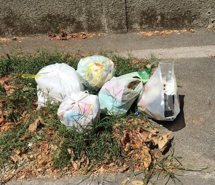 Scompaiono i cassonetti ma i sacchetti restano