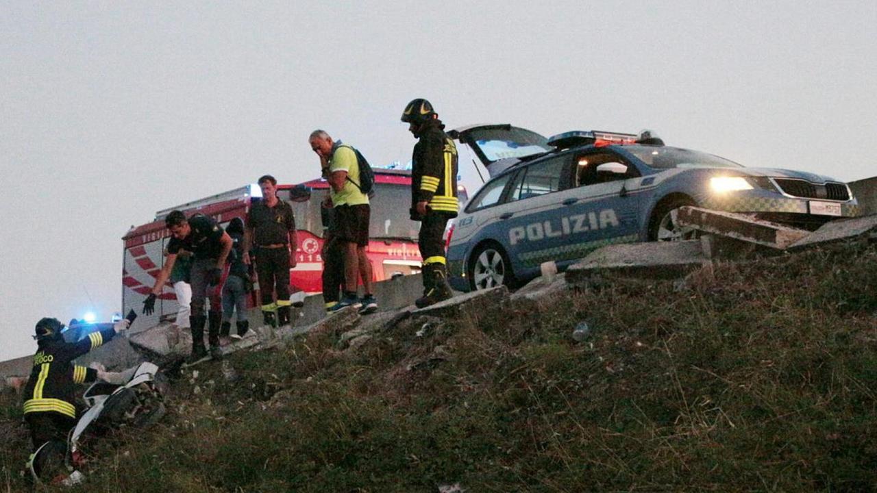 Muore in autostrada nello schianto in scooter