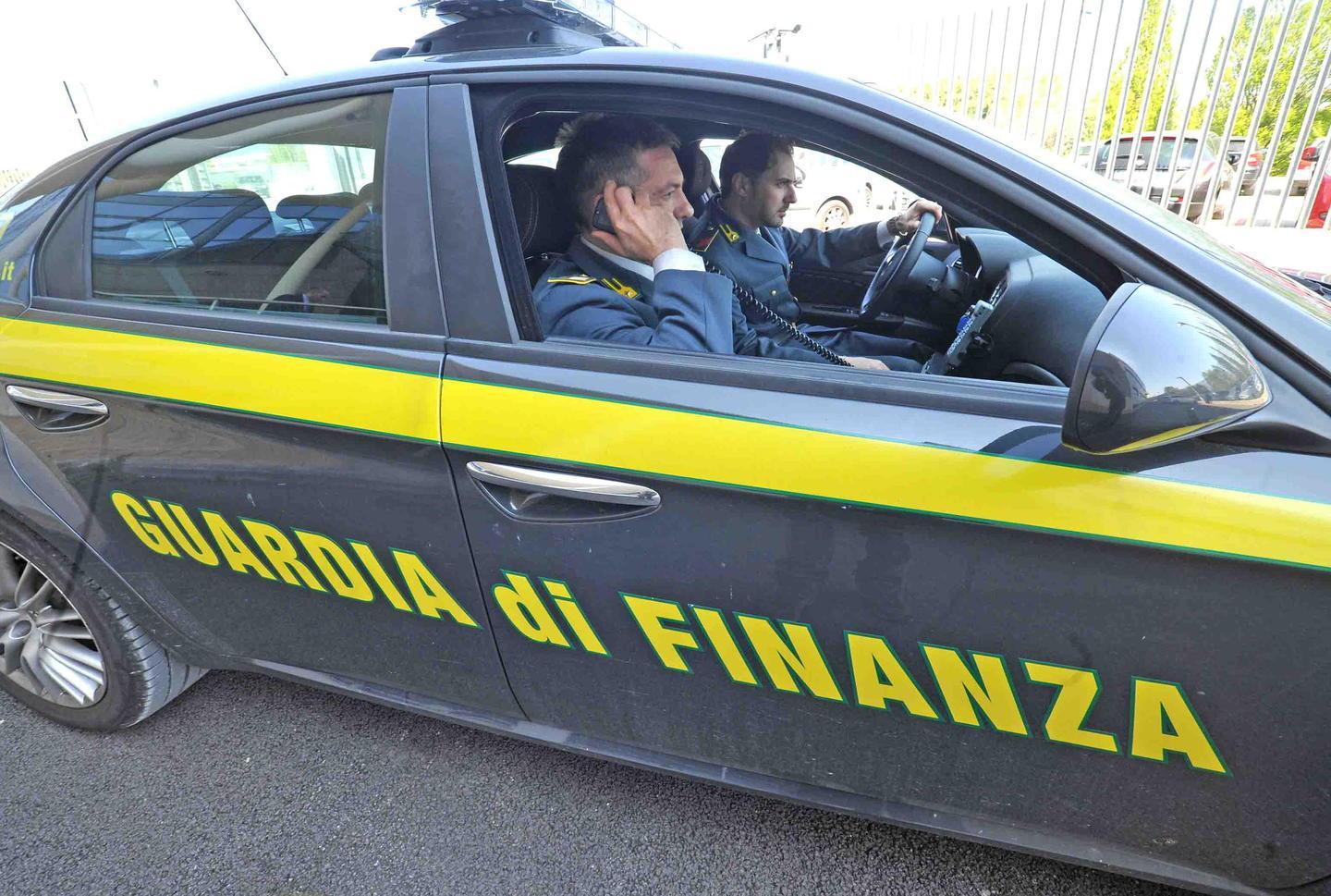 In fila dagli spacciatori al parco dell’Ombrone Fuggi fuggi all’arrivo degli uomini della finanza