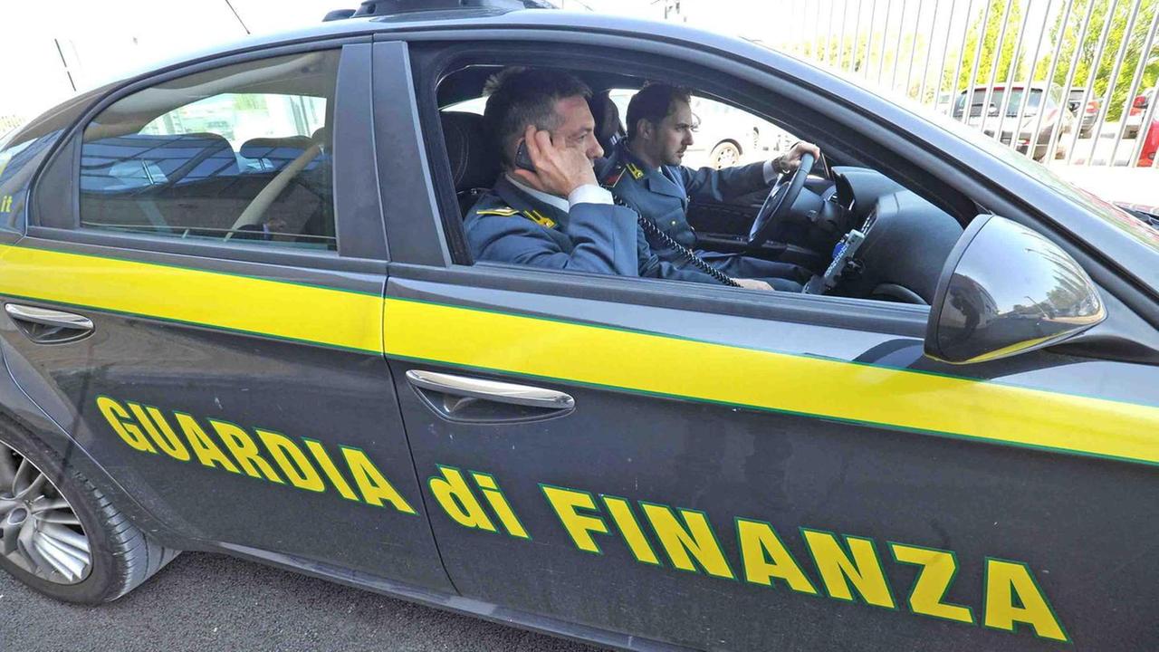 In fila dagli spacciatori al parco dell’Ombrone Fuggi fuggi all’arrivo degli uomini della finanza