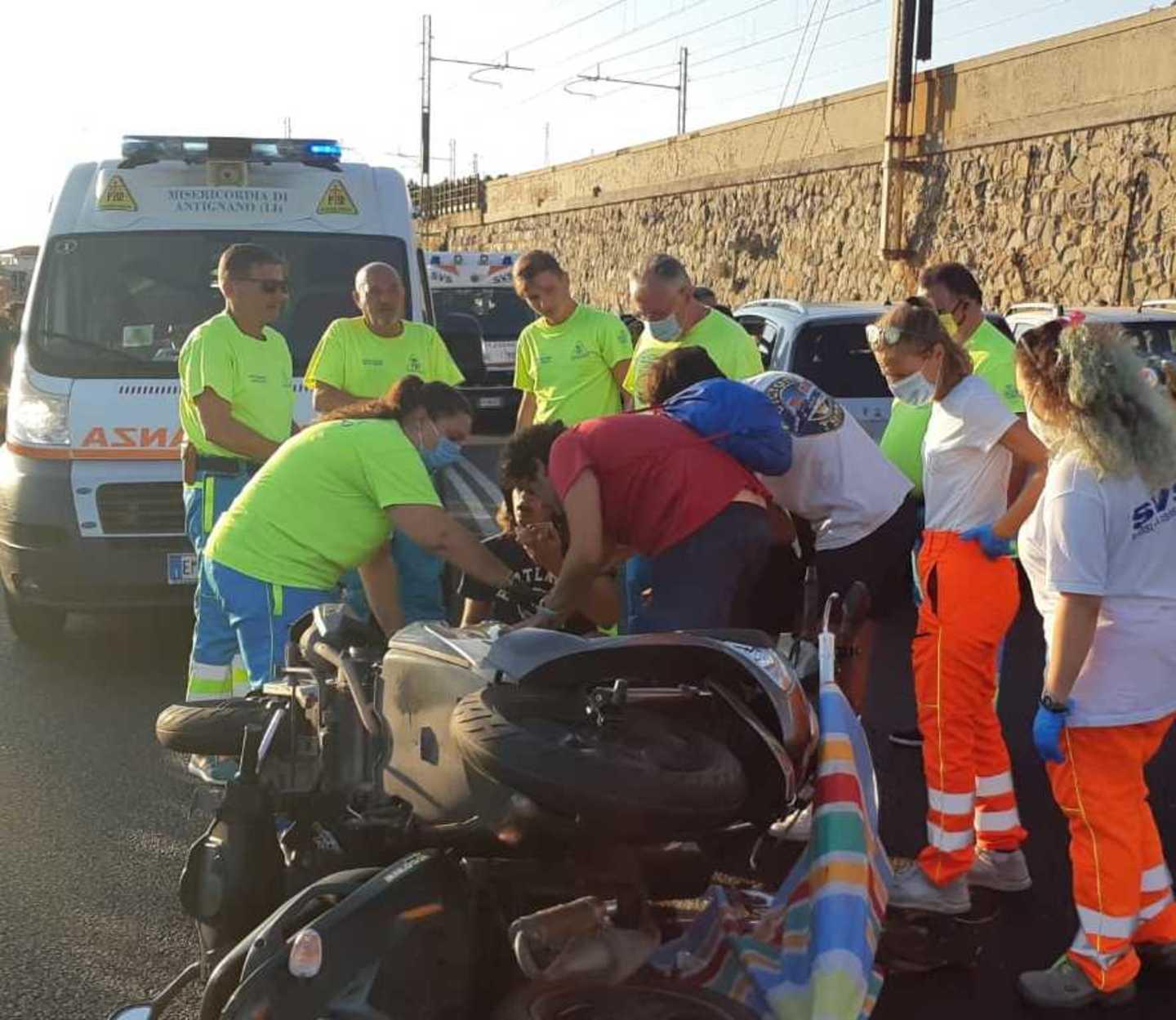 Un’auto finisce contro due motorini