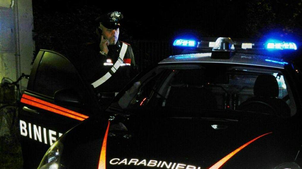 I ladri gli rubano la pensione mentre guarda la tv con la moglie