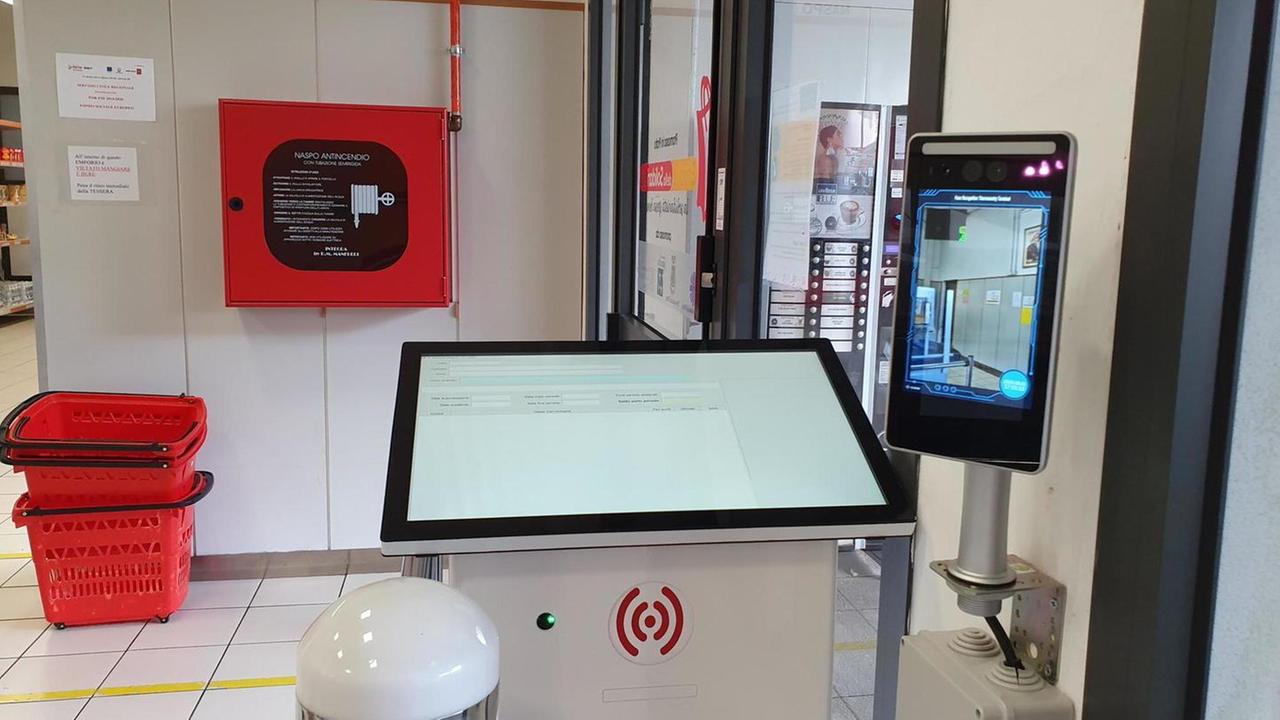 Gli artigiani regalano un termoscanner all’Emporio Caritas