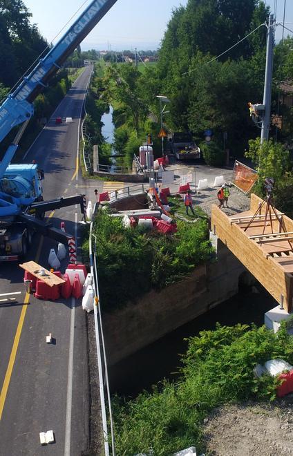 Posato il ponte sul Grizzaga