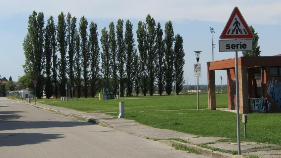 Rebus in via Ariosto I passaggi pedonali sono segnalati a metà