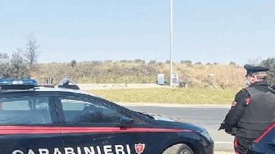 Una pattuglia dei carabinieri della Compagnia di Cecina durante un controllo