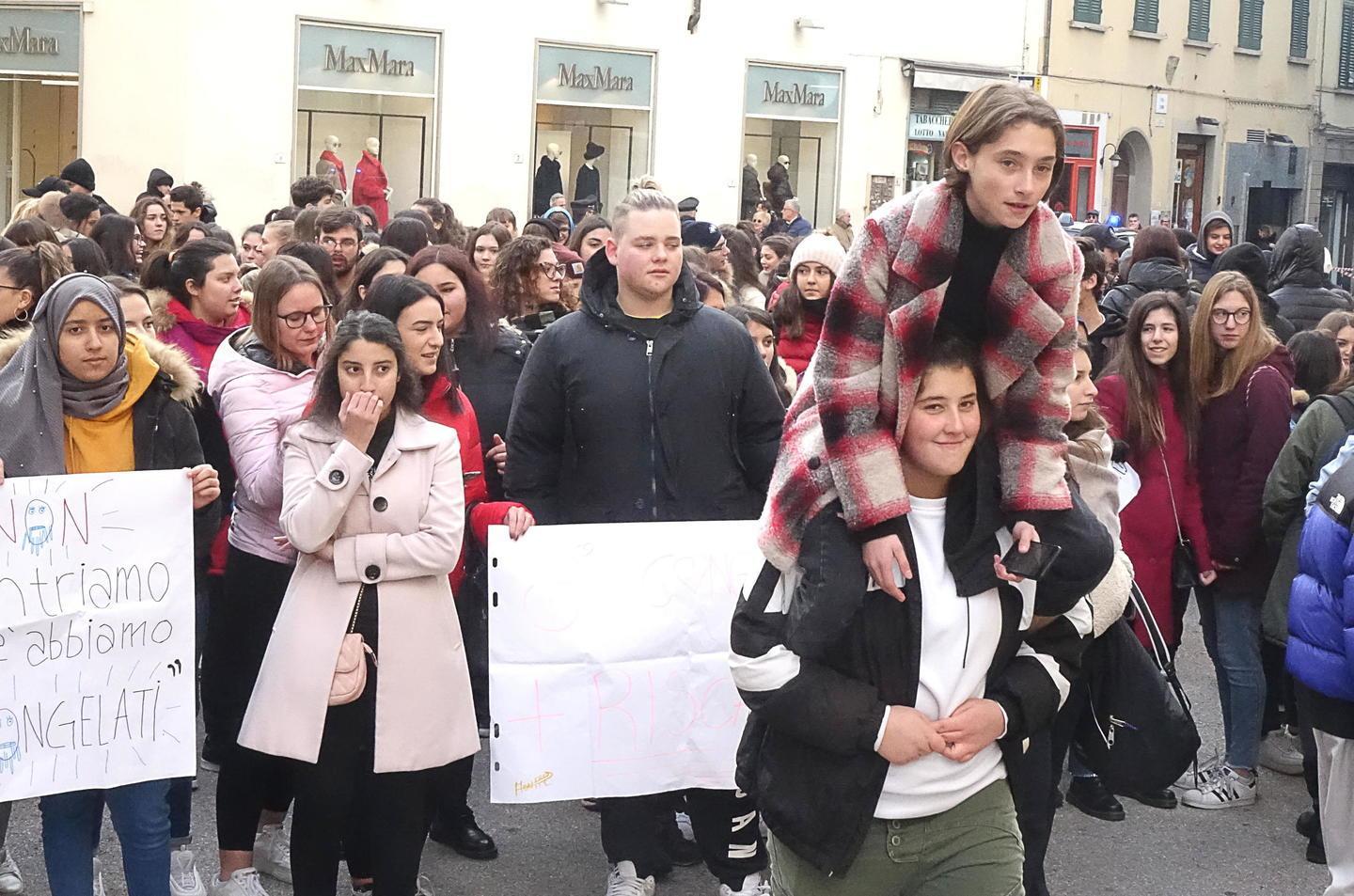 Studenti dell’Einaudi pronti a mobilitarsi. Intanto la Provincia affida un incarico 