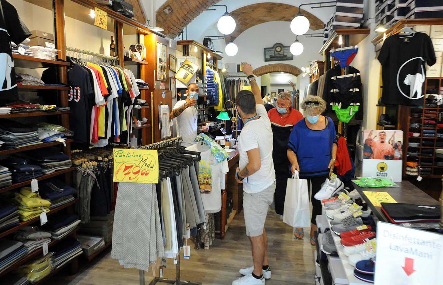 Crisi del commercio, sondaggio Confesercenti: scontrini sotto i 50 euro e vendite in netto calo 