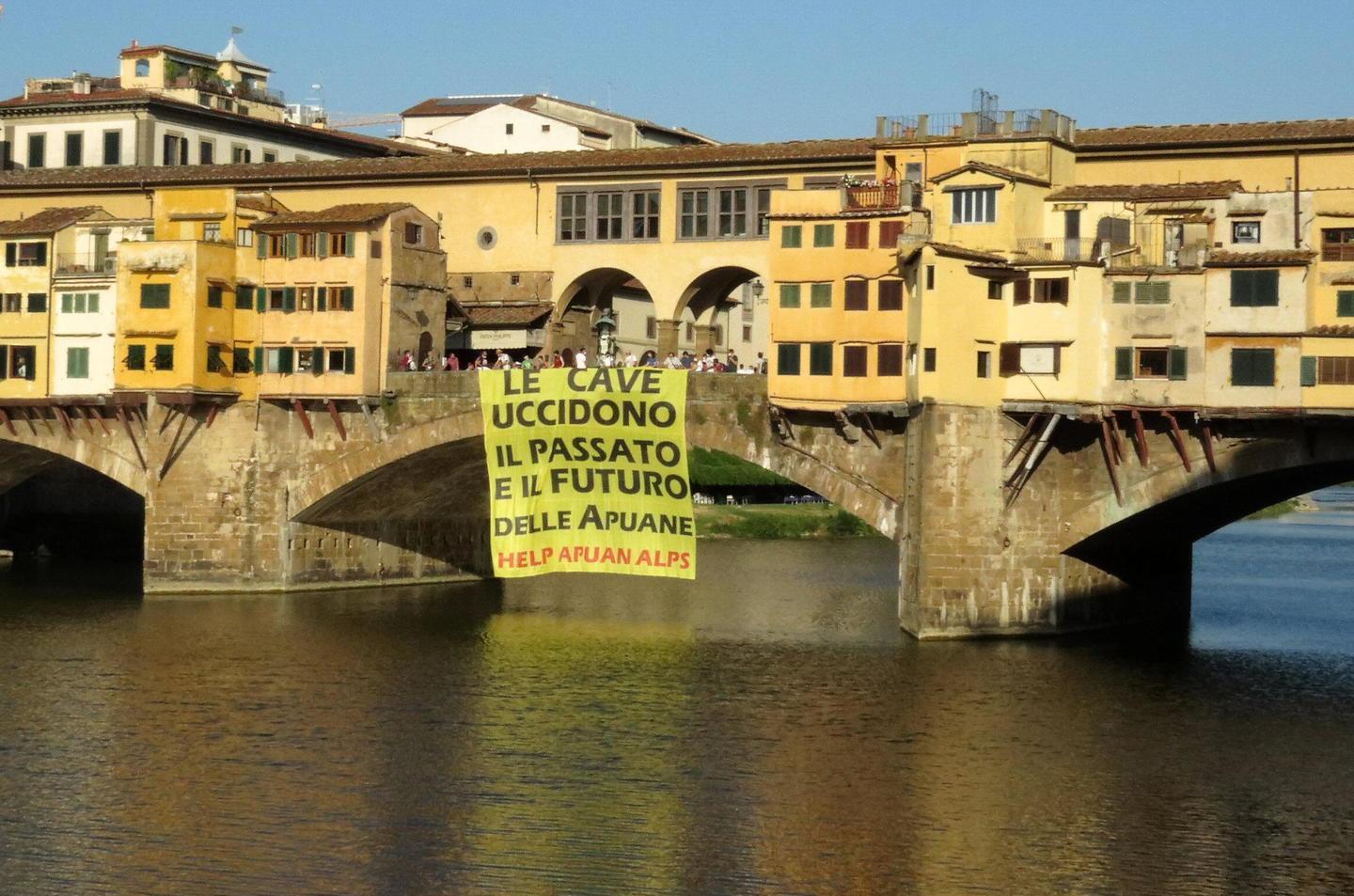 Uno striscione di protesta su Ponte Vecchio: «Le cave uccidono il futuro delle Apuane» 