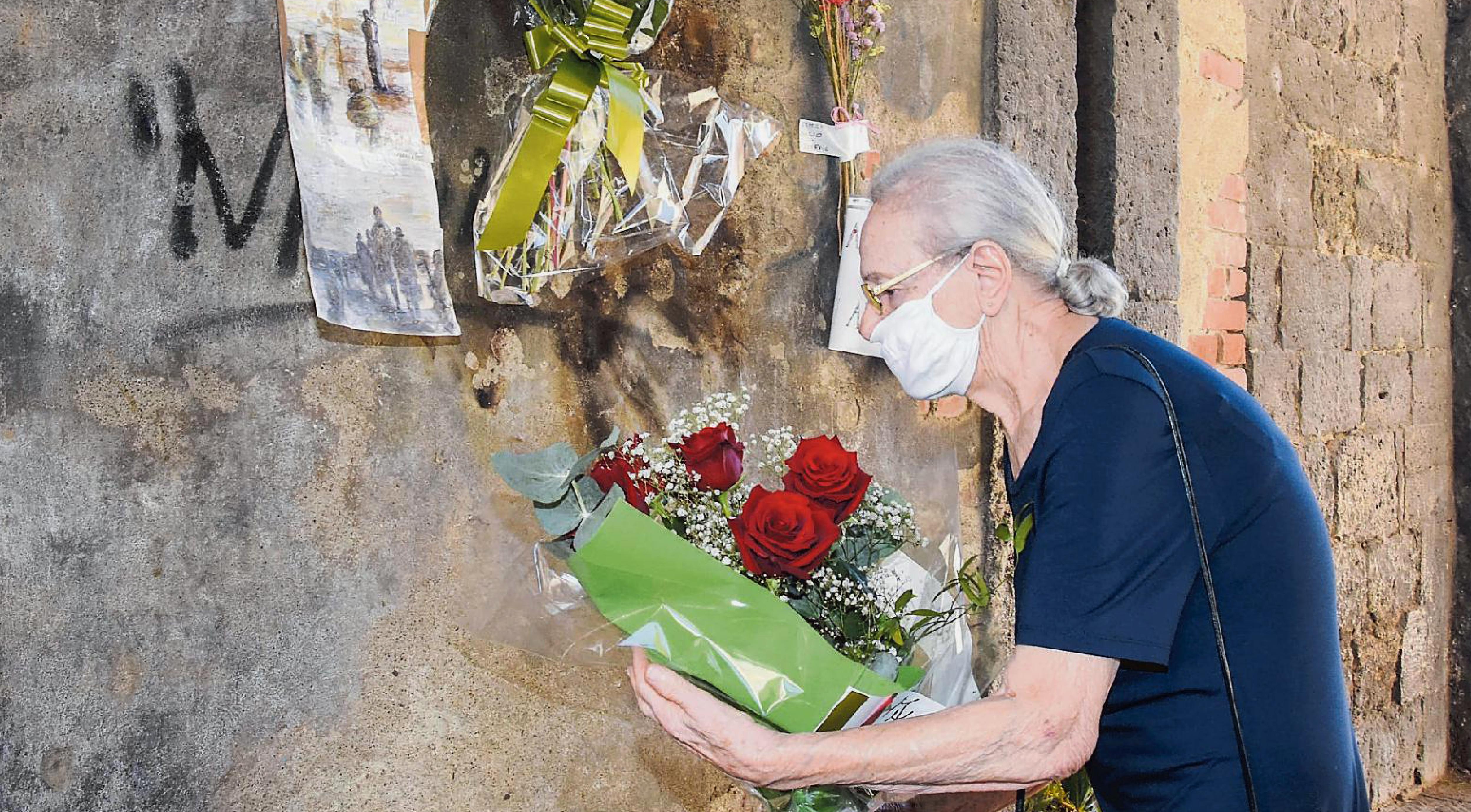 Lara, 88 anni, sorella del partigiano ucciso: «Chi ha appiccato il fuoco a Porta Vecchia è un vigliacco» 