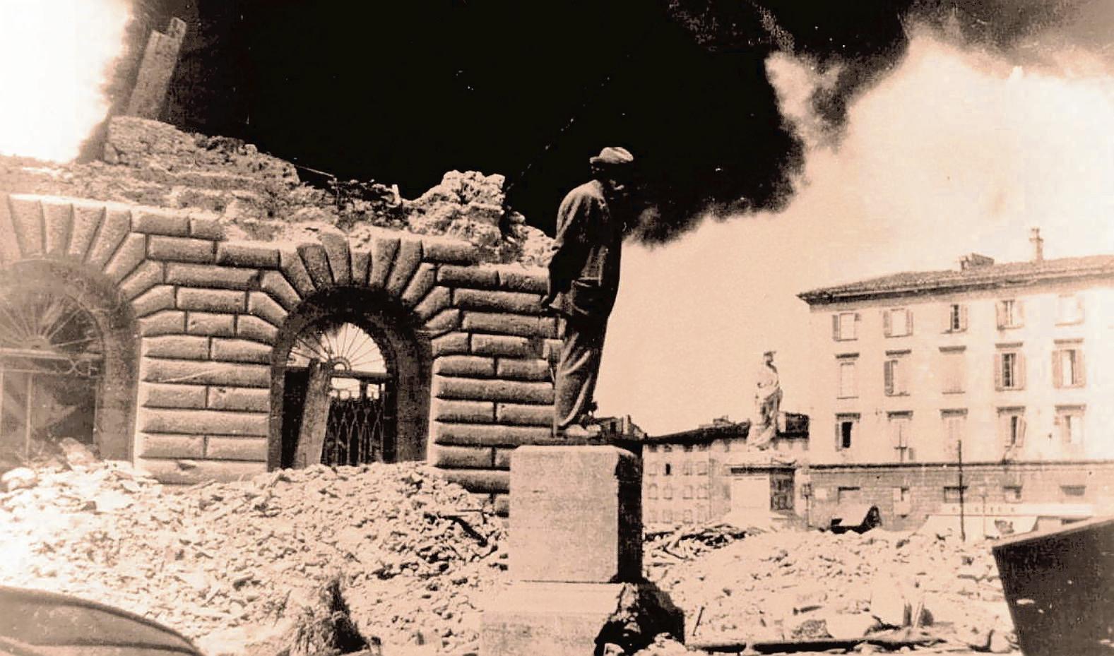 Sotto il Voltone i segreti della piazza-ponte fra il Duce, Berlinguer e il commissario Botteghi