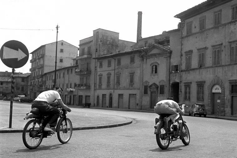 Nella foto dell’archivio Ranfagni, una corsa motociclistica negli anni ’50 in piazza Mercatale