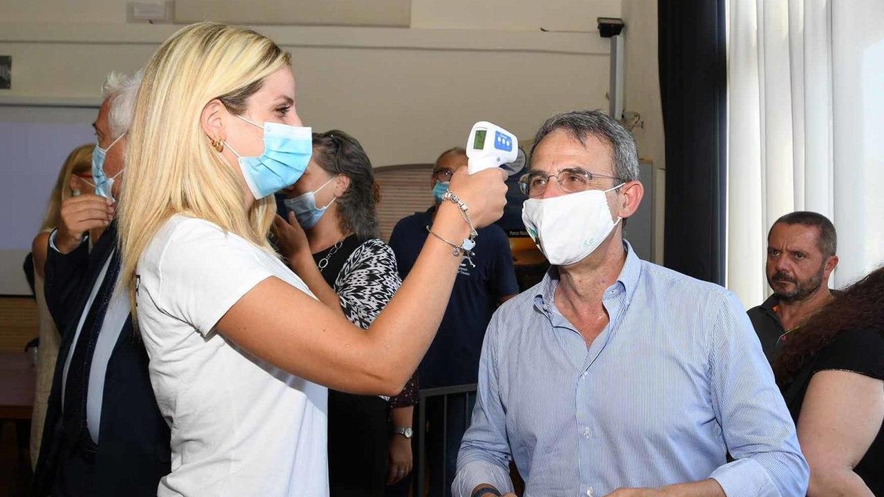 Al ministro Costa viene misurata la febbre (foto Gio' Di Stefano)