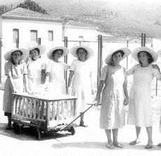 Le lavandaie delle Terme di Montecatini in una foto tratta dagli archivi storici Rosellini