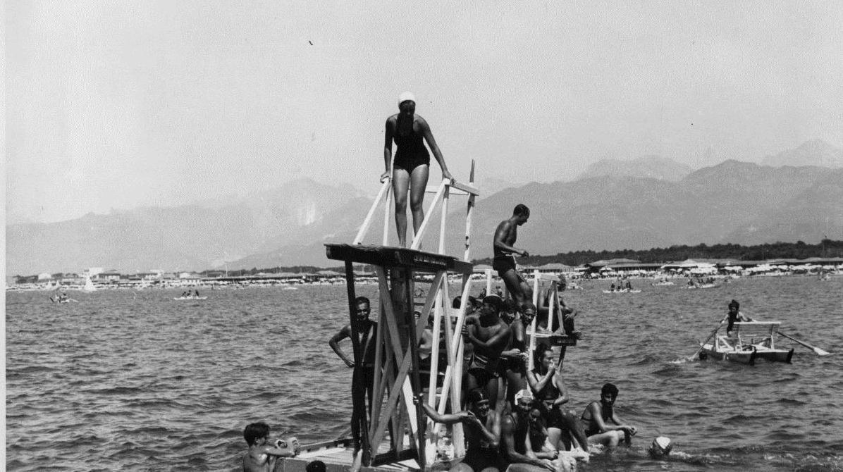 Domani in regalo col Tirreno la prima foto d’epoca della Versilia del Novecento 
