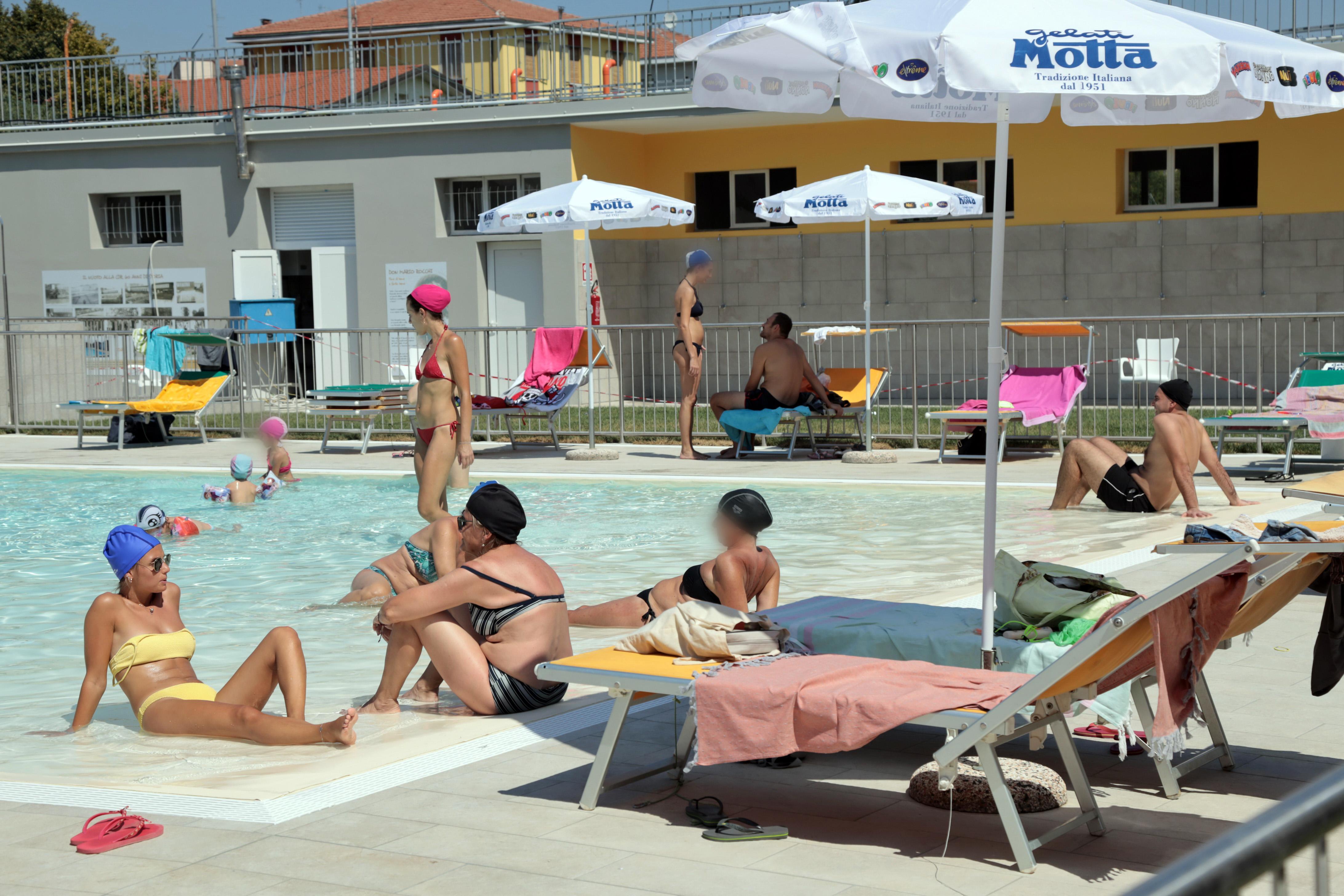 I modenesi in piscina: «Si lavora a Ferragosto, qui in relax senza code» 