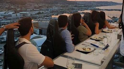 “Dinner in the sky” a Carpi: i piatti tipici si gustano a 50 metri d’altezza