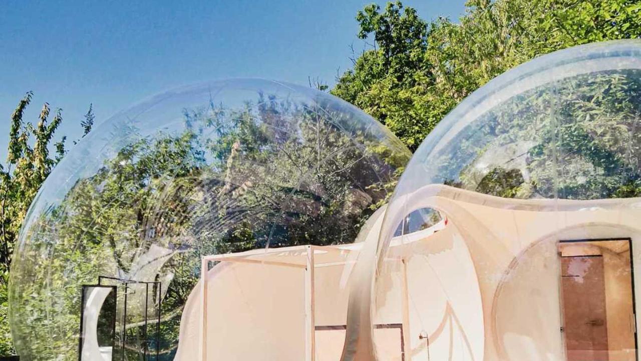 Dormire sotto un cielo di stelle nelle “bolle” a Borgo Biaia
