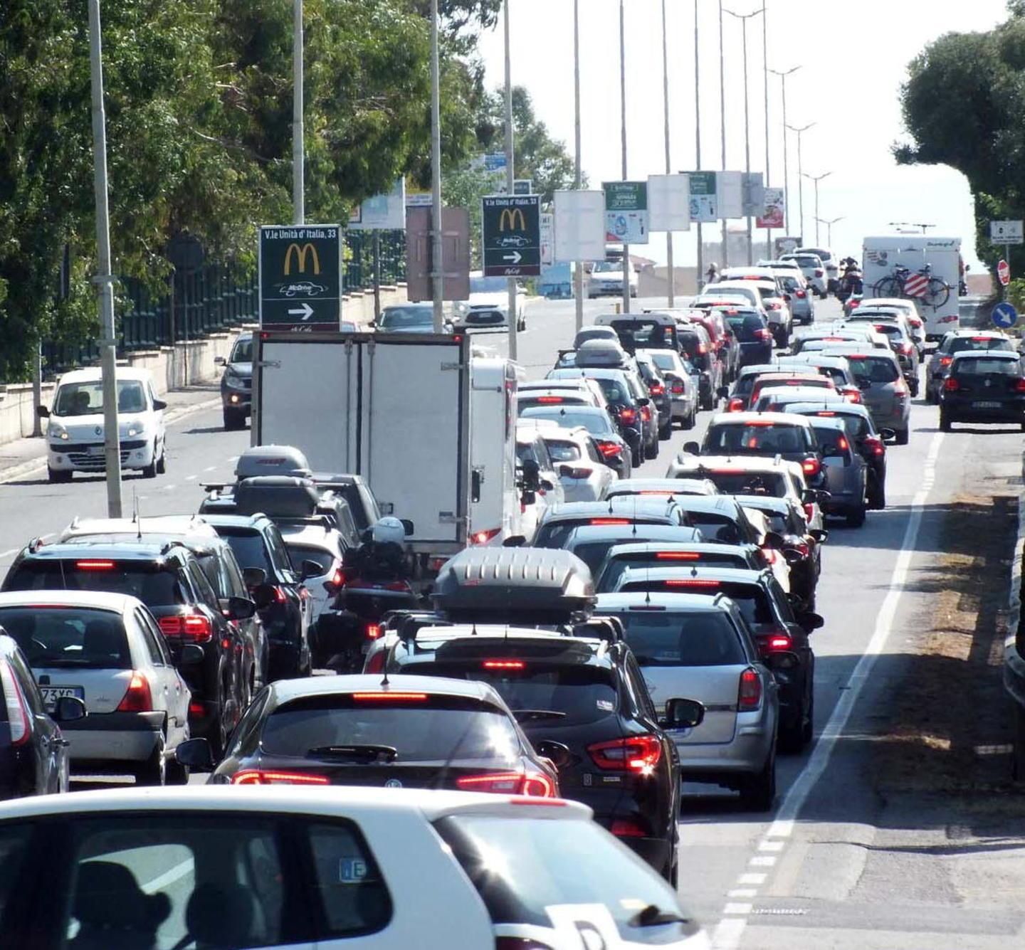 Il solito traffico bloccato sull’unica via di accesso 