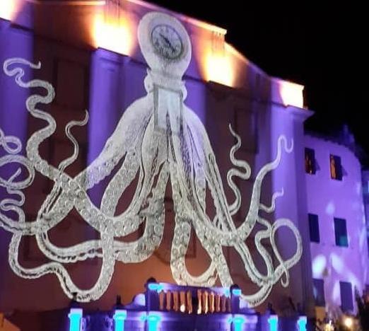 Marciana Marina di sera, è uno spettacolo il gioco di luci sui palazzi 